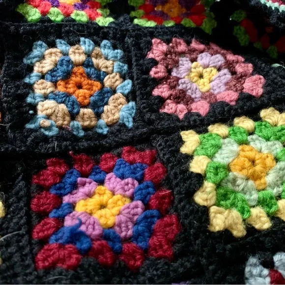 v i n t a g e :: Large Granny Square Crochet Blanket Throw Afghan - Picture 14 of 15